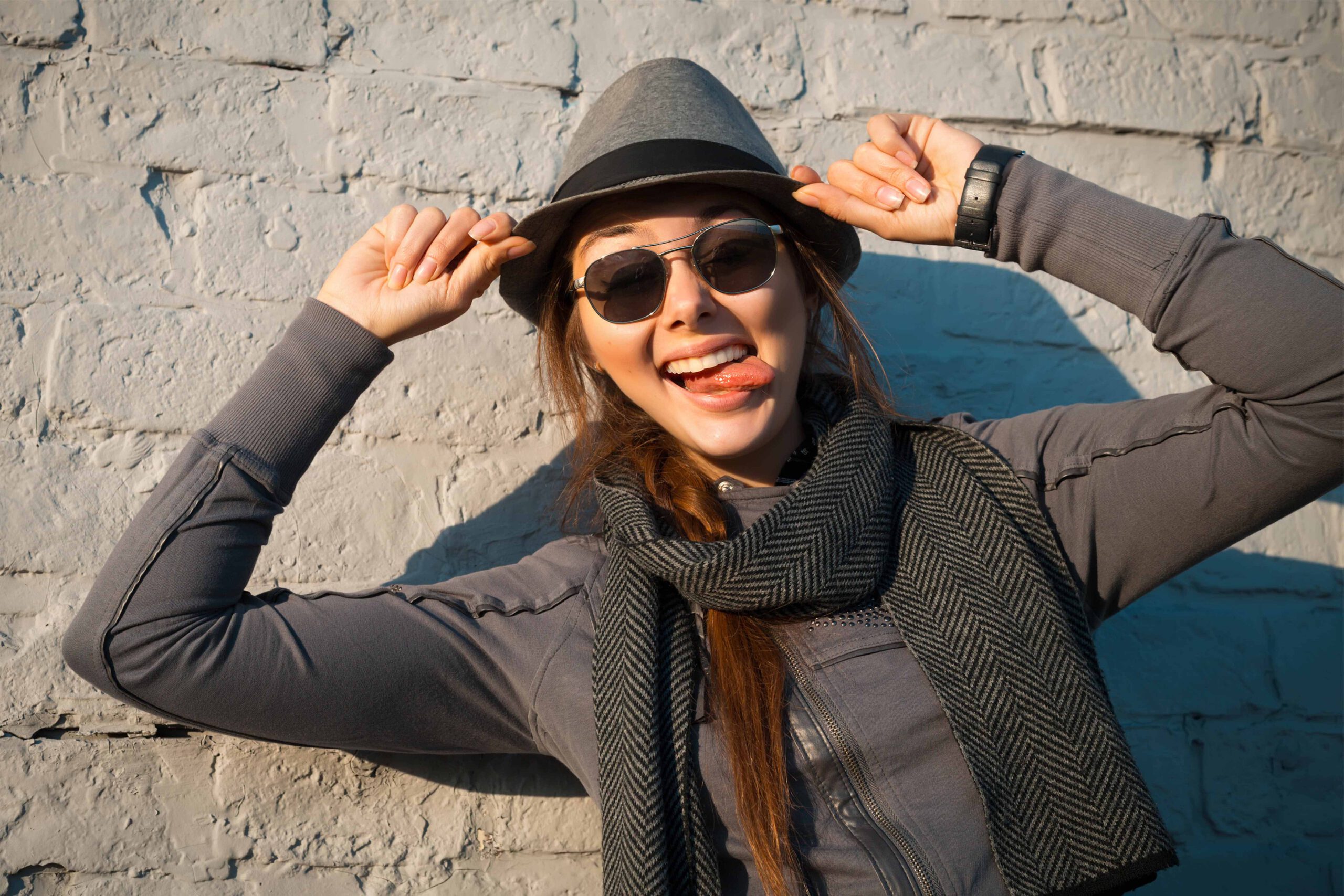 Frau mit Sonnenbrille und Hut